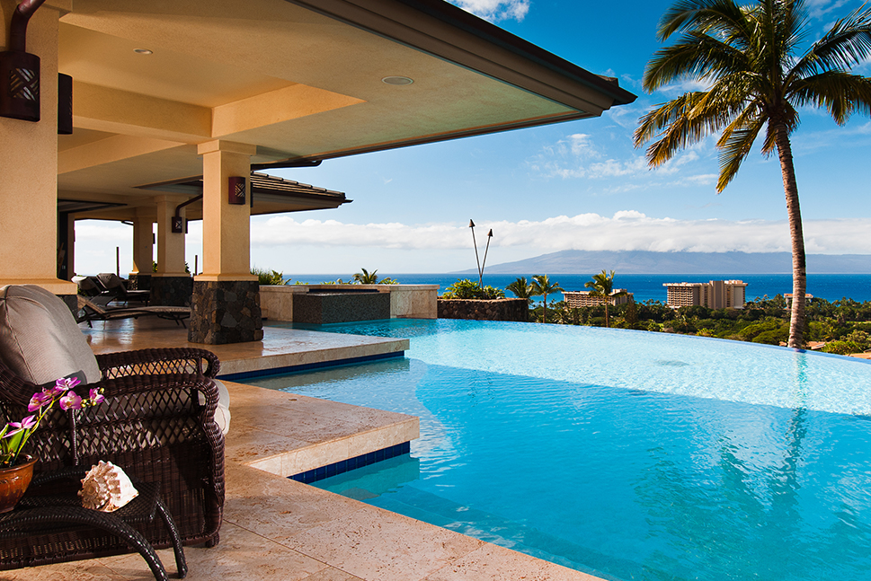 Pemandangan kolam memesona di rumah liburan mewah yang menghadap laut. Lebih dari 2.000 rumah liburan di ujung jari Anda. 