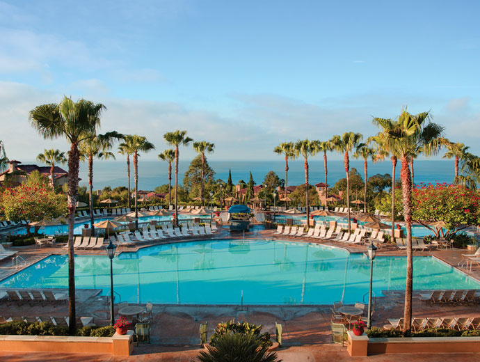 加利福尼亚州新港海岸 Marriott's Newport Coast Villas 主游泳池景色。