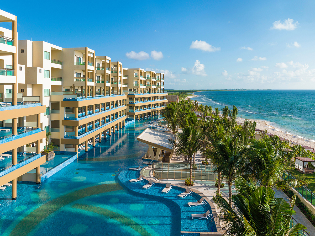 Pemandangan balkon kolam renang dan pantai di resor keluarga Generations Riviera Maya di dekat Cancun, Meksiko. 