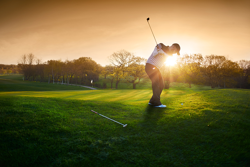 Pegolf menikmati permainan di lapangan golf nan tenang. Pilih paket liburan spesial yang sesuai dengan minat Anda. 